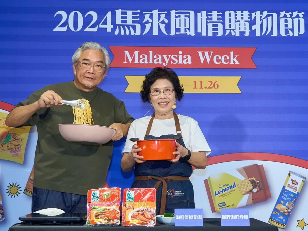 焦志方與林美慧老師現場示範馬來料理,家樂福皆可購得南洋風味佐料
