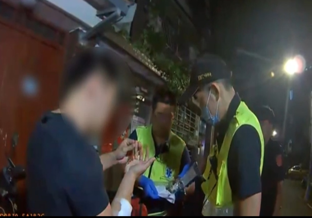 噪音擾人鄰居持剪刀劃傷 中和警雙雙移送偵辦 214 248241115a06