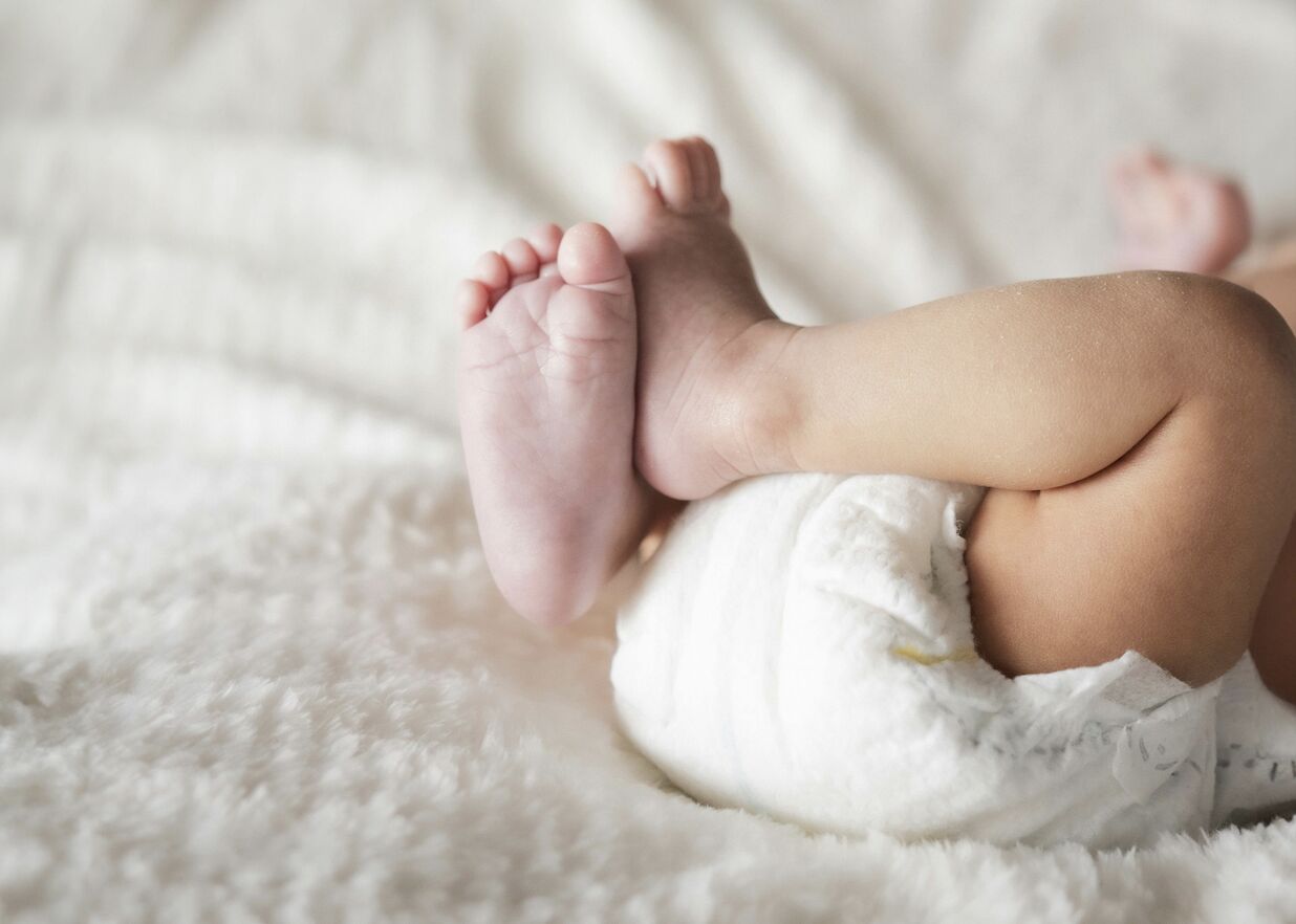 當心！2月大男嬰輕微感冒竟喘到「胸凹」 染RSV一度插管搶救 225