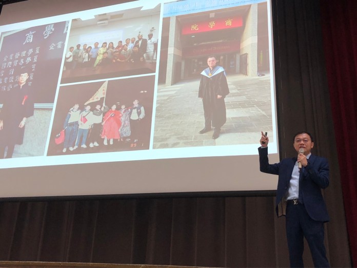 教育部頒全球留臺傑出校友獎 中原大學方俊能獲肯定 80 05 中原大學校友方俊能獲邀返校演講,分享從校園到職場淬煉的人生經歷。