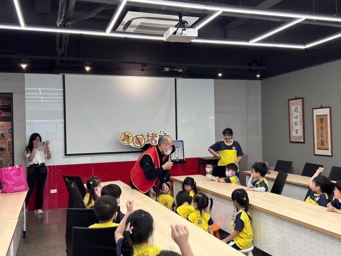 桃檢前進利百代彩筆文創館 宣導反毒、打詐 68 S 117309973