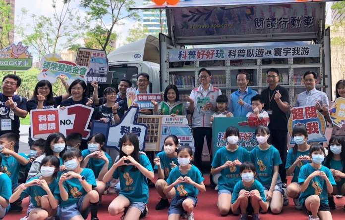 【有片】科普行動圖書車啟程!桃園教育局長劉仲成曝閱讀的重要性 134 科普閱讀行動書車