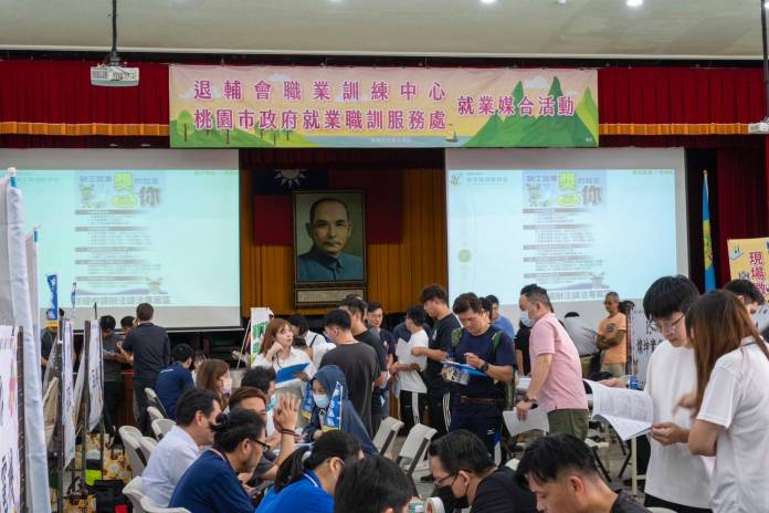 桃園就服處攜手退輔會職訓中心 徵才活動吸引逾500人參加 66 S 37036135 0