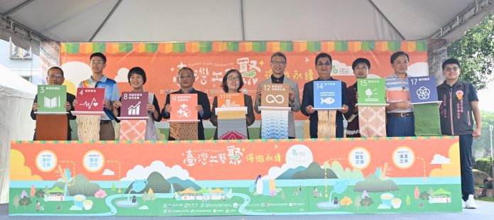 「臺灣工藝聚—漫遊永續」大溪木博館登場 展出近60個市集攤位 82 參與開幕式貴賓,左起中衛發展中心董事長謝明達、大溪至善高中主任陳彥呈、大溪木藝 0 scaled