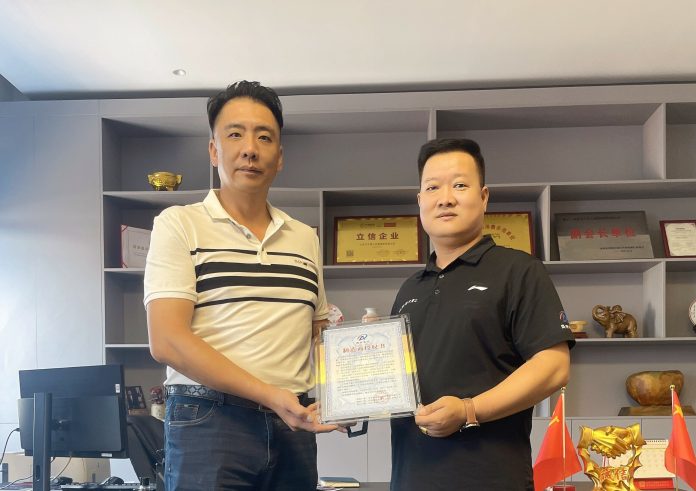 圖1、昌吉國際黃識軒董事長左與盛世安大集團高峰總裁右攜手合作 0 scaled