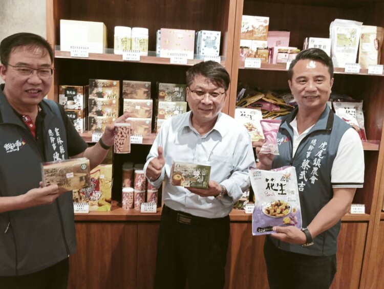 ▲在農物館前展現農特產品。(記者劉春生攝)