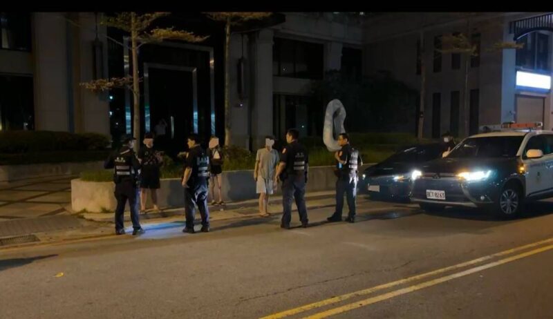 圖文:中市保大巡警稽查違停 查獲加重詐欺通緝犯及「喪屍煙彈」毒品。
