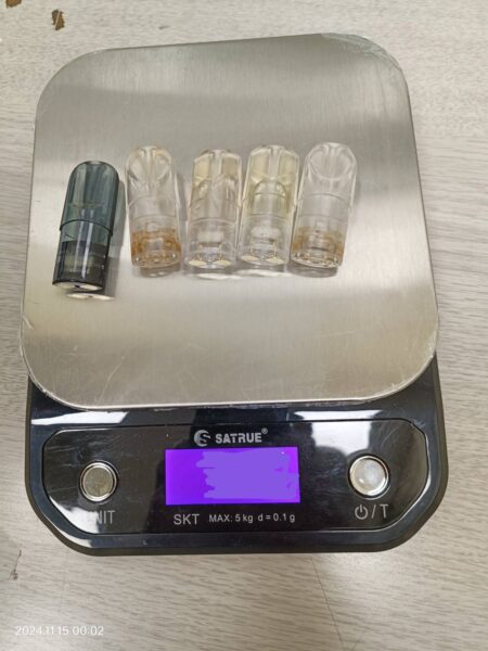 圖文:中市保大巡警稽查違停 查獲加重詐欺通緝犯及「喪屍煙彈」毒品。