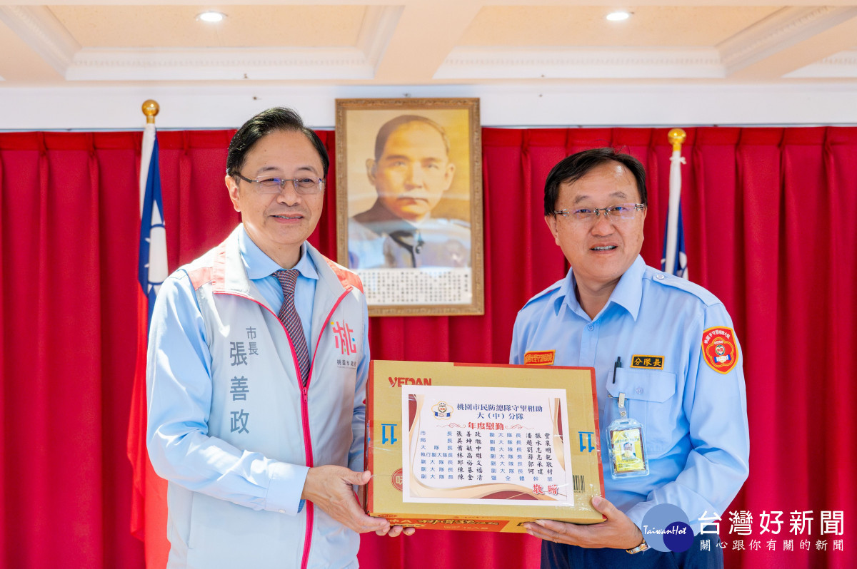 張市長頒發慰問品予平鎮區守望相助大隊。<br /><br />
