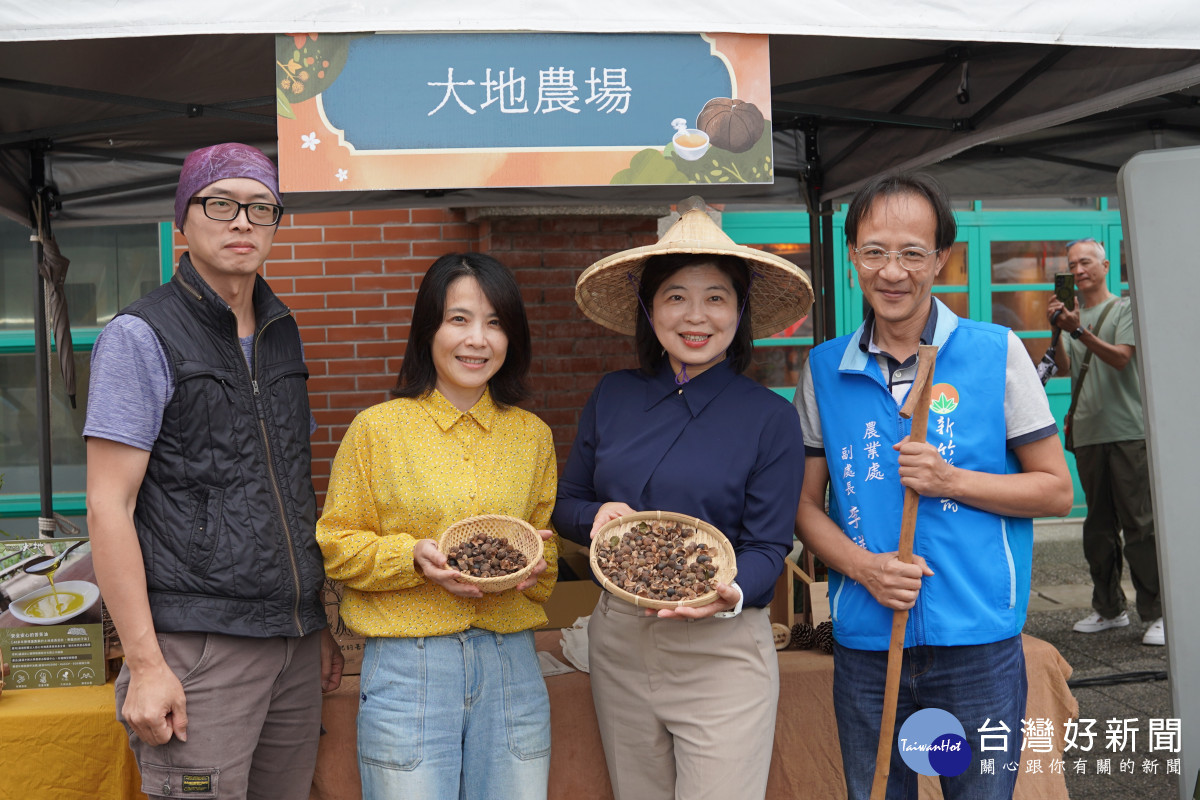 李安妤秘書長化身農友採摘苦茶籽