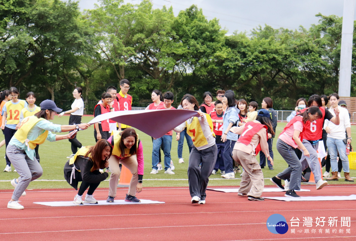 長庚大學校運會「教職員與校友總會」趣味競賽,笑聲不斷