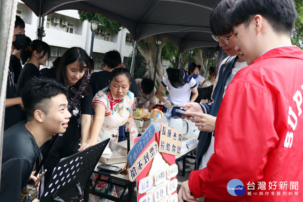 長庚大學「國際文化園遊會」攤位多元,好吃好玩,皆具特色