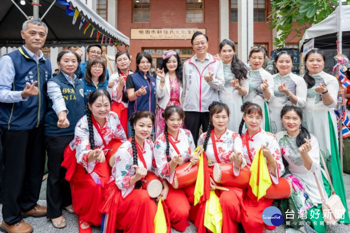 張市長和貴賓與新住民培力中心學員合影。<br /><br />
