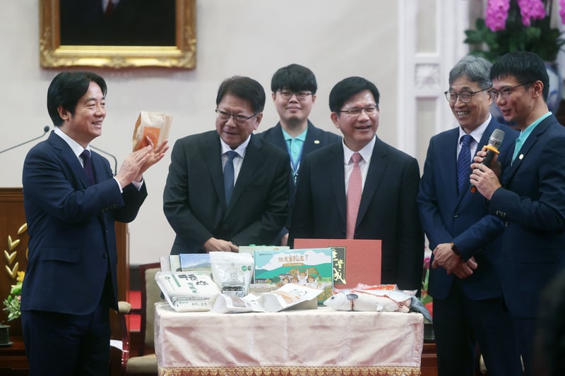 總統賴清德(左)11日接見「國際青年大使交流計畫」訪團及農業青年大使新南向交流計畫團員,左二為總統府祕書長潘孟安。中央社