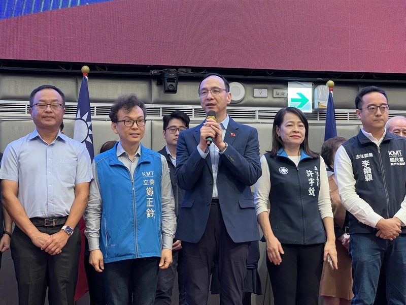 國民黨主席朱立倫(前中)16日到新竹市出席「國民黨建黨130週年黨慶」活動。民眾提供