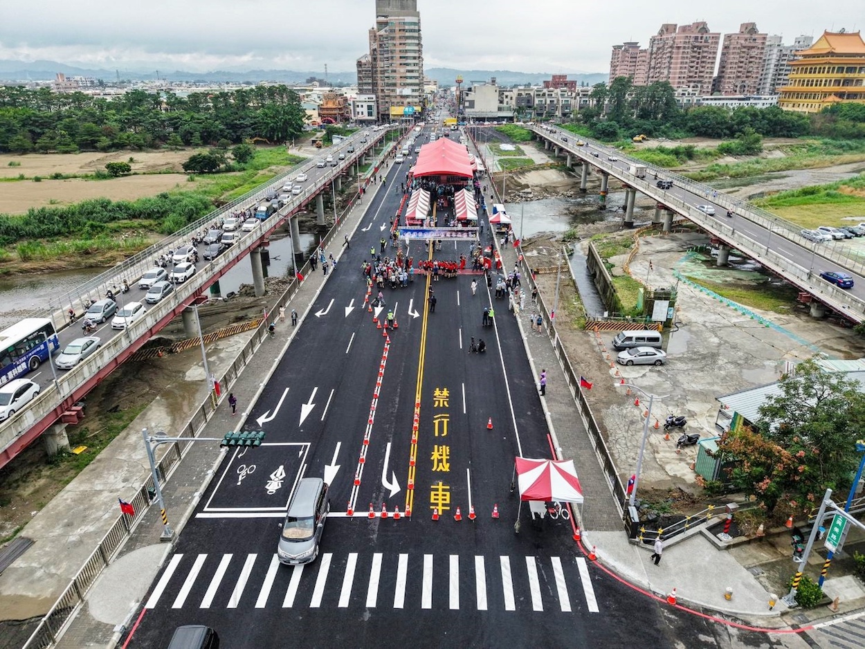 ▲軍輝橋改建工程完成，舉行隆重通車剪綵儀式。（圖/嘉義市政府提供）