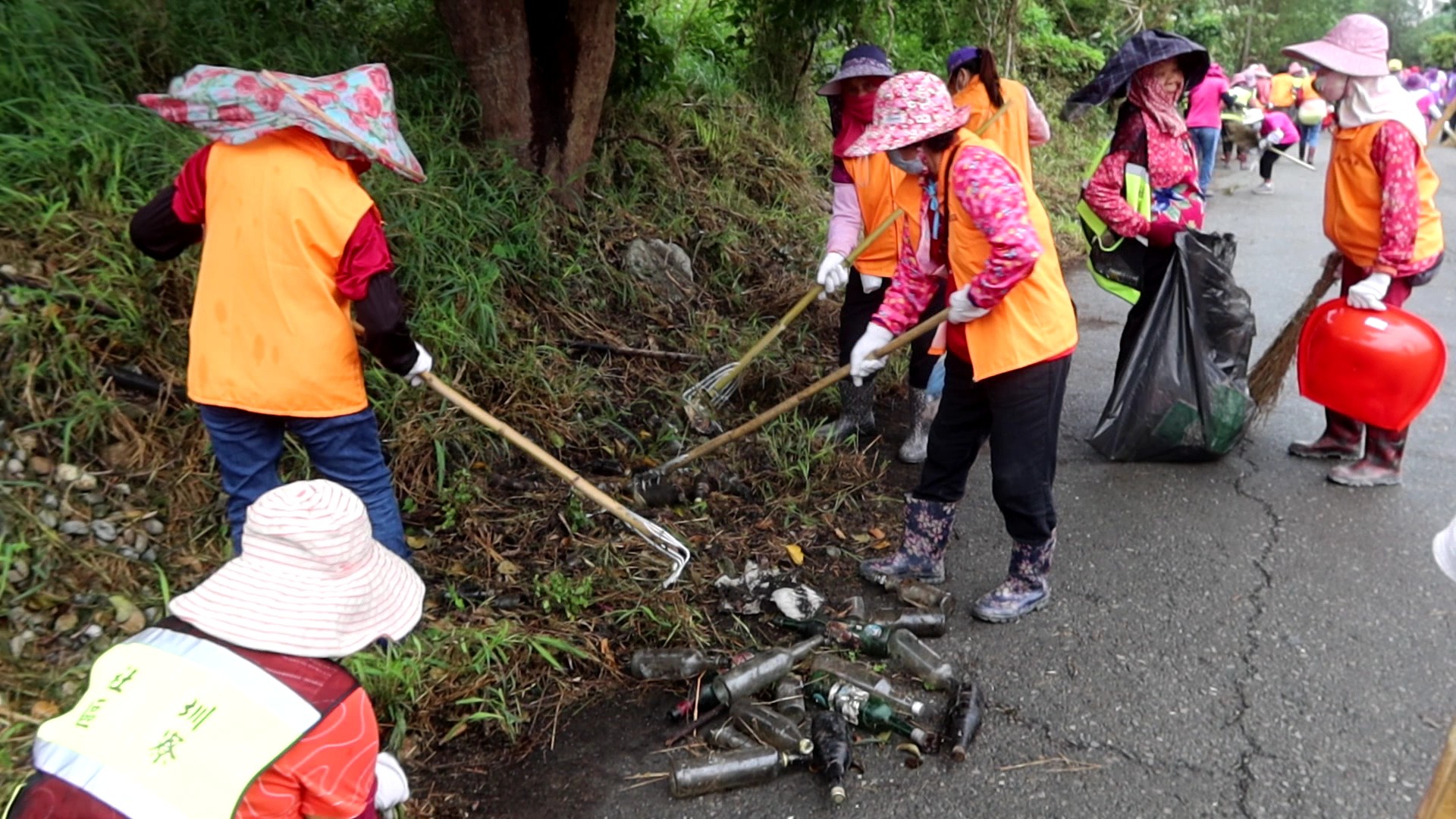 ▲溪州鄉公所與水利署第四河川分署在溪州鄉菜公村堤防邊舉辦聯合淨堤活動,志工清理出大量農藥空瓶與玻璃酒瓶。(記者張溎壕攝)