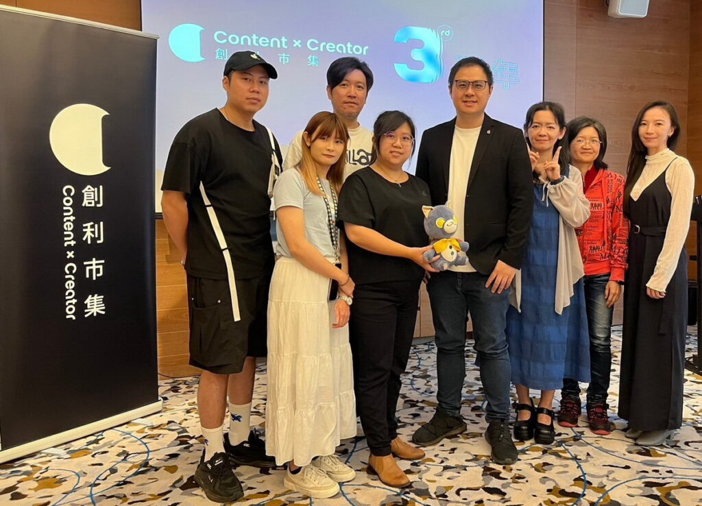 「CxC創利市集」三週年再進化,搶攻耳朵經濟商機,眾多音聲創作者進駐。左起IN N’ OUT樂團成員Evan Wang,音聲創作者橘子、音樂創作者曾明賢,創利內容共同創辦人暨營運長王潔英、創利內容共同創辦人暨執行長陳宏睿、漫畫作者游素蘭、喬英、製作人王飛然