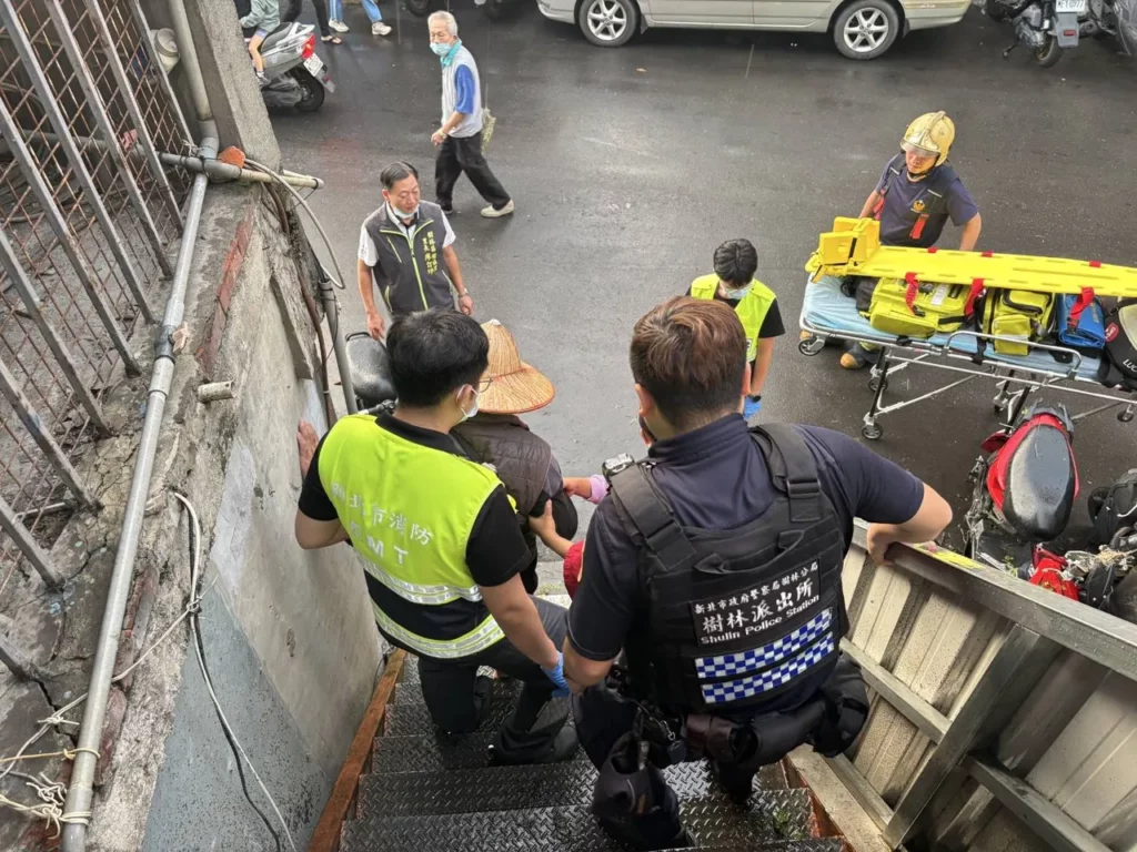 樹林警分局樹林派出所員警黃國凱與唐翊瑄,於日前執行巡邏勤務時,獲報有民眾需要協助,立即趕赴現場查看,才獲知70歲鄭姓老翁在陰雨天獨自爬上頂樓修理水管後下不來