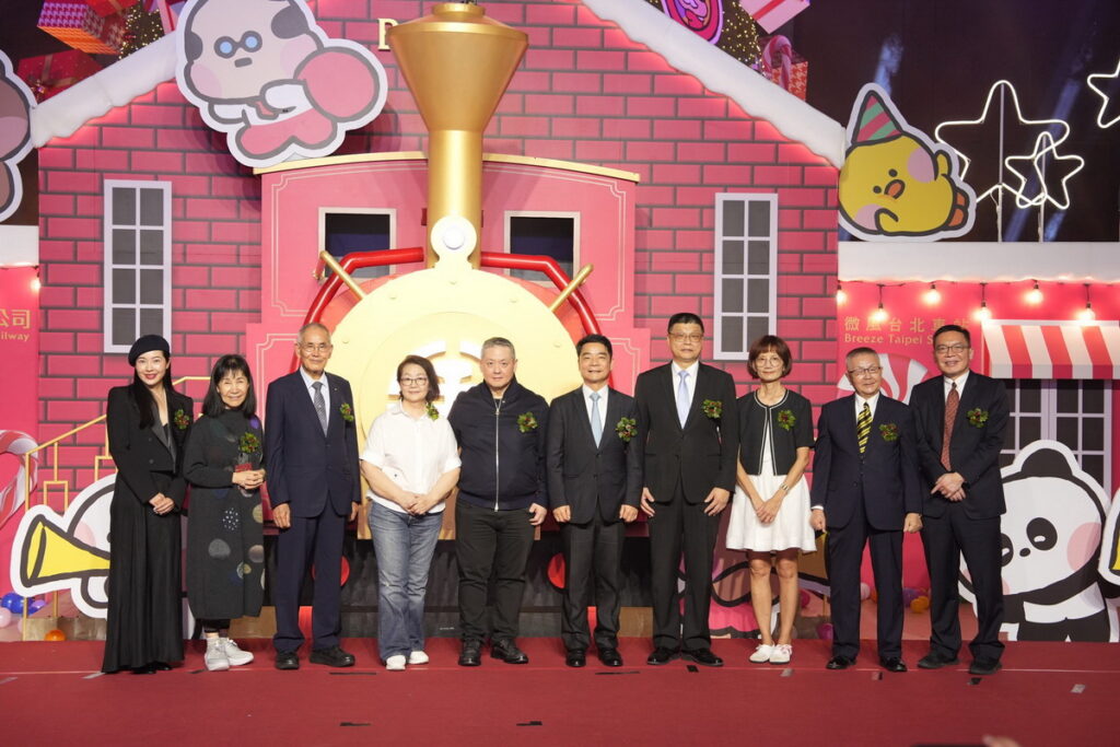 2024微風慈善基金會“點亮心願STARRY NIGHT夢想之夜”長官合影,左起為策略長廖曉喬女士、前交通部部長蔡堆先生夫妻、微風慈善基金會創辦人夫人林美瑛女士、微風慈善基金暨微風集團董事長廖鎮漢先生、中華民國交通部政務次長伍勝園先生、國營臺灣鐵路股份有限公司董事長杜微先生夫妻、執行常董岡一郎先生、聯邦銀行總經理許維文先生
