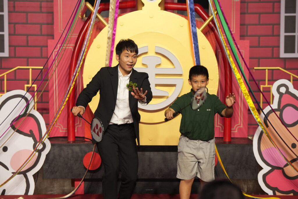 李洋傳授伯特利全人關懷孩童發球技術