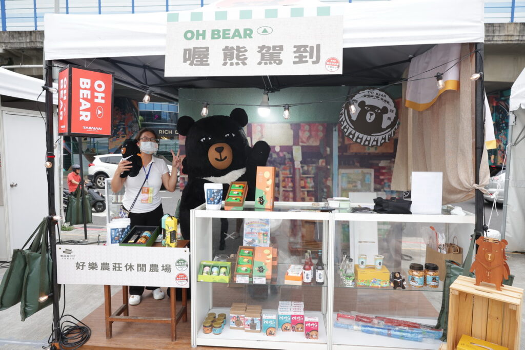 超人氣的「喔熊柑仔店」,受到遊客和喔熊粉青睞