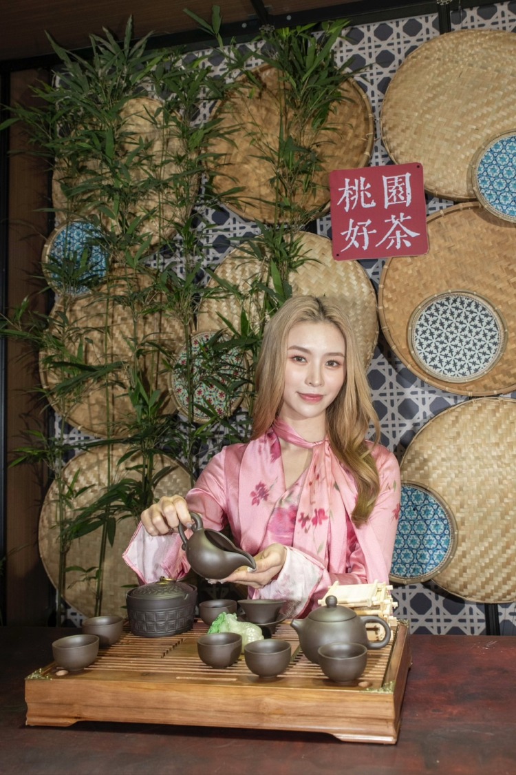 ELKIE表示:「在忙碌的工作之餘,都會來杯好茶能帶來片刻的寧靜。」(圖/桃園市政府農業局提供)