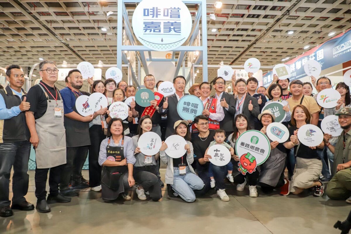 五星縣長翁章梁率領嘉義阿里山咖啡及高山茶的廠商参加台北國際咖啡茶展。(圖/嘉義縣政府農業處提供)
