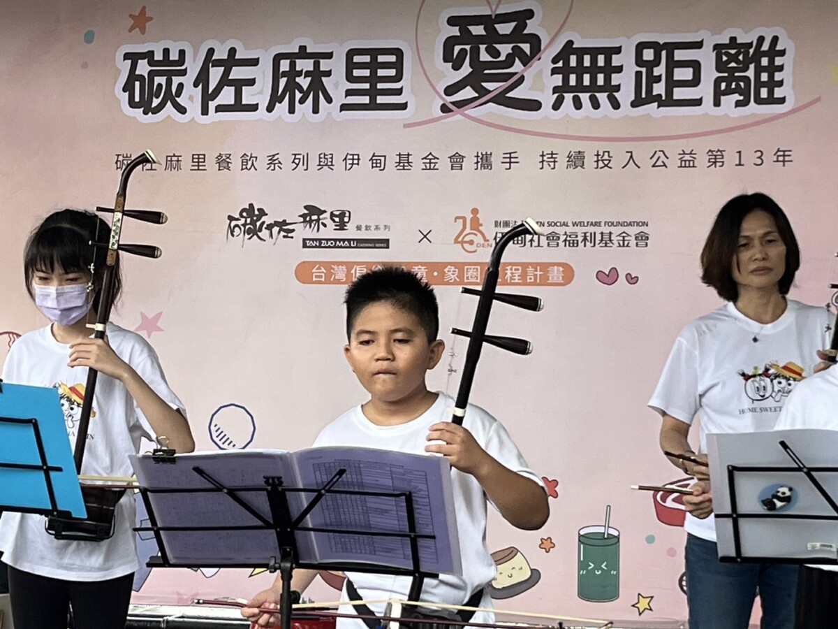 ▲偏鄉學童化身音樂家,碳佐麻里公益舞台驚豔全場。(圖╱記者王苡蘋翻攝)