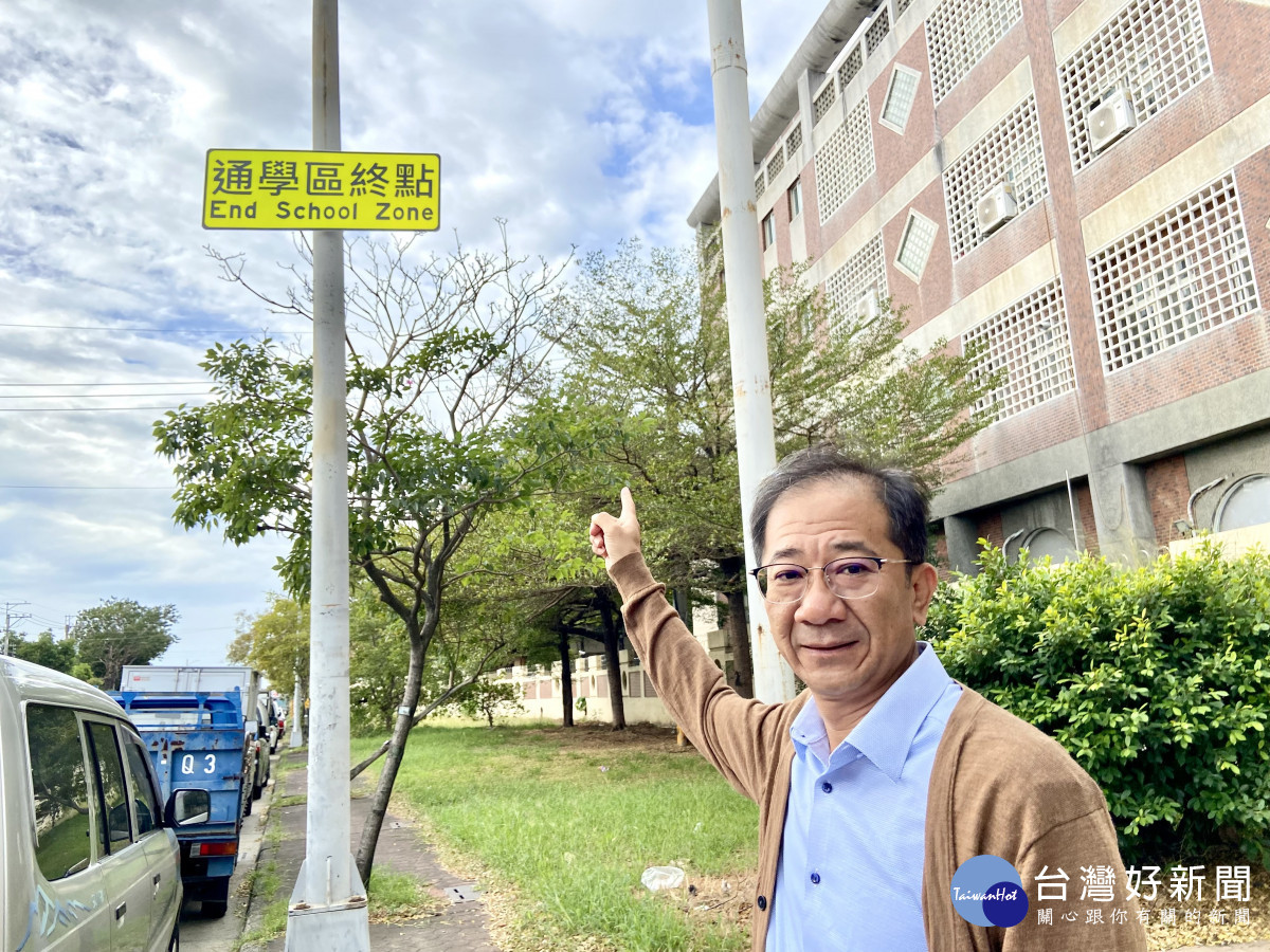 啟聰學校校長蔡明郡表示，交通局在學區邊界處起終點設「通學區域標誌」