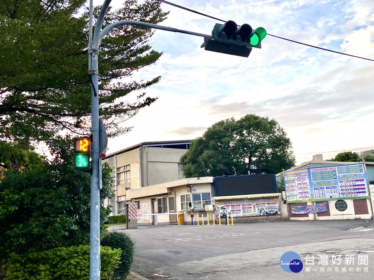 為改善校園周邊交通,交通局在啟聰學校前的路口量身打造紅燈倒數計時器