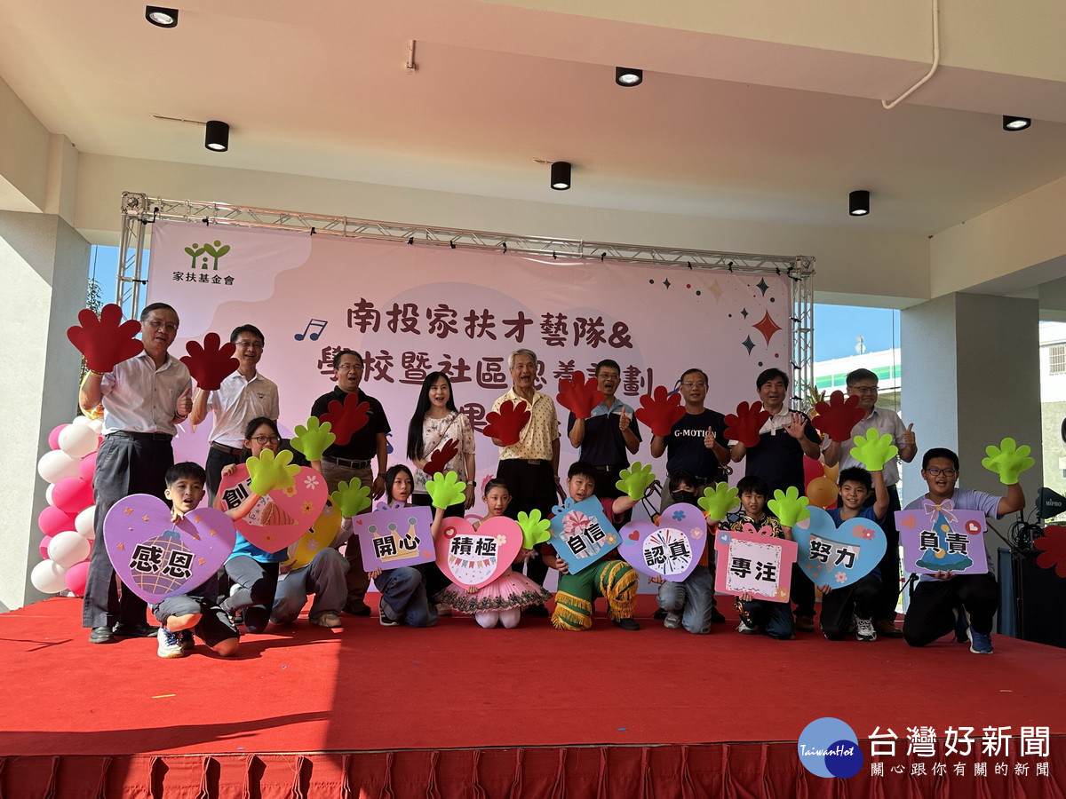 各校校長老師與同學展現正向信念。(記者扶小萍攝)