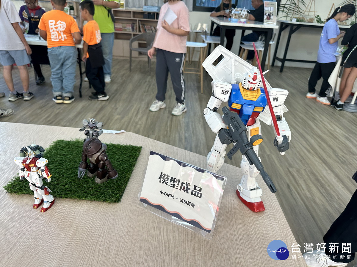 學童展現模型等才藝。(記者扶小萍攝)