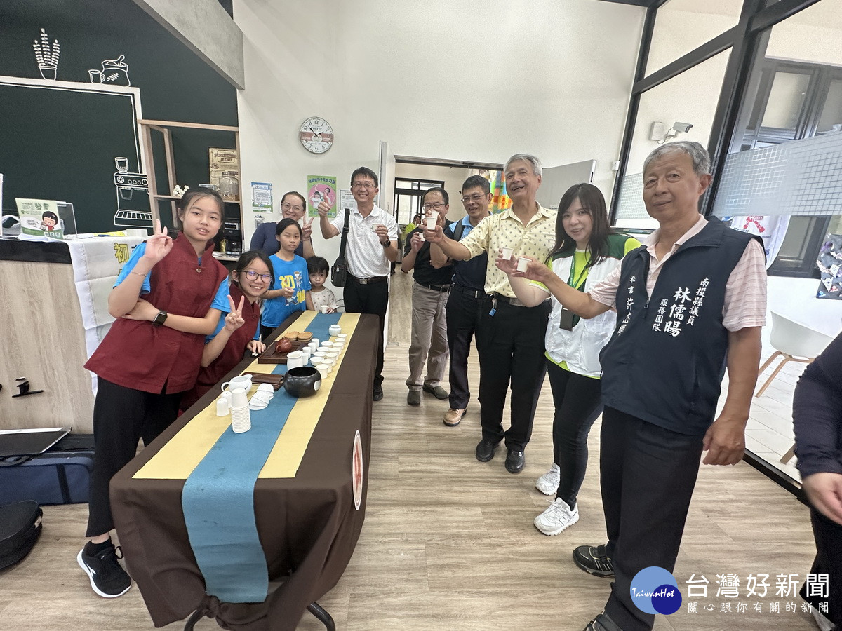 初鄉國小學童司茶請來賓品茗。(記者扶小萍攝)