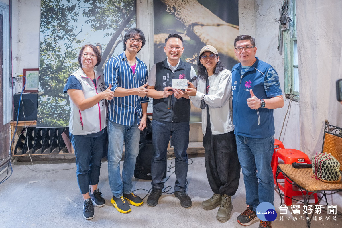 桃園市副市長蘇俊賓將親手繪製的曹家洋樓卡片贈予桃園回龜山陣線。<br /><br />