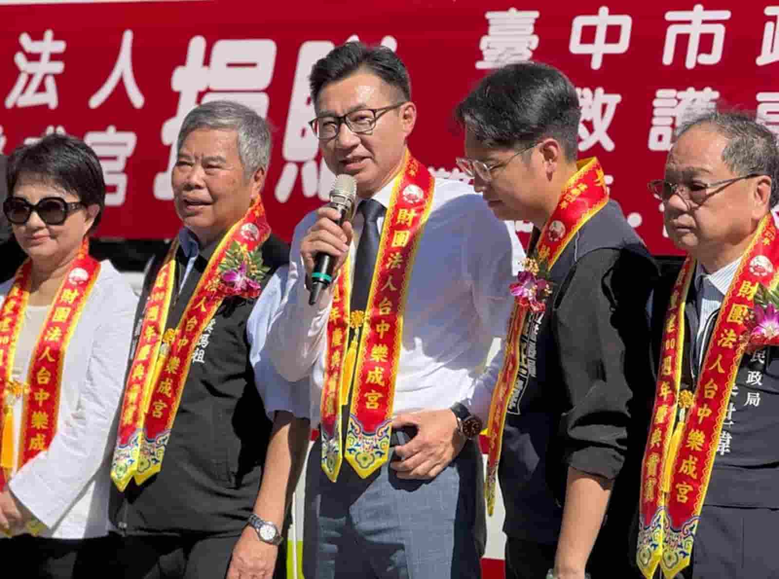 立法院副院長江啟臣(中)於17日參加樂成宮活動,針對拜習會提到台灣問題,他回應表示感受媽祖正視中華民國的「一個堅持」。翻攝江啟臣臉書