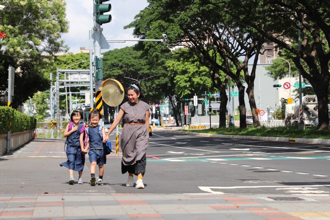 守護學童與行人通行安全 高市府邀親子網紅宣導校園周邊路口停讓