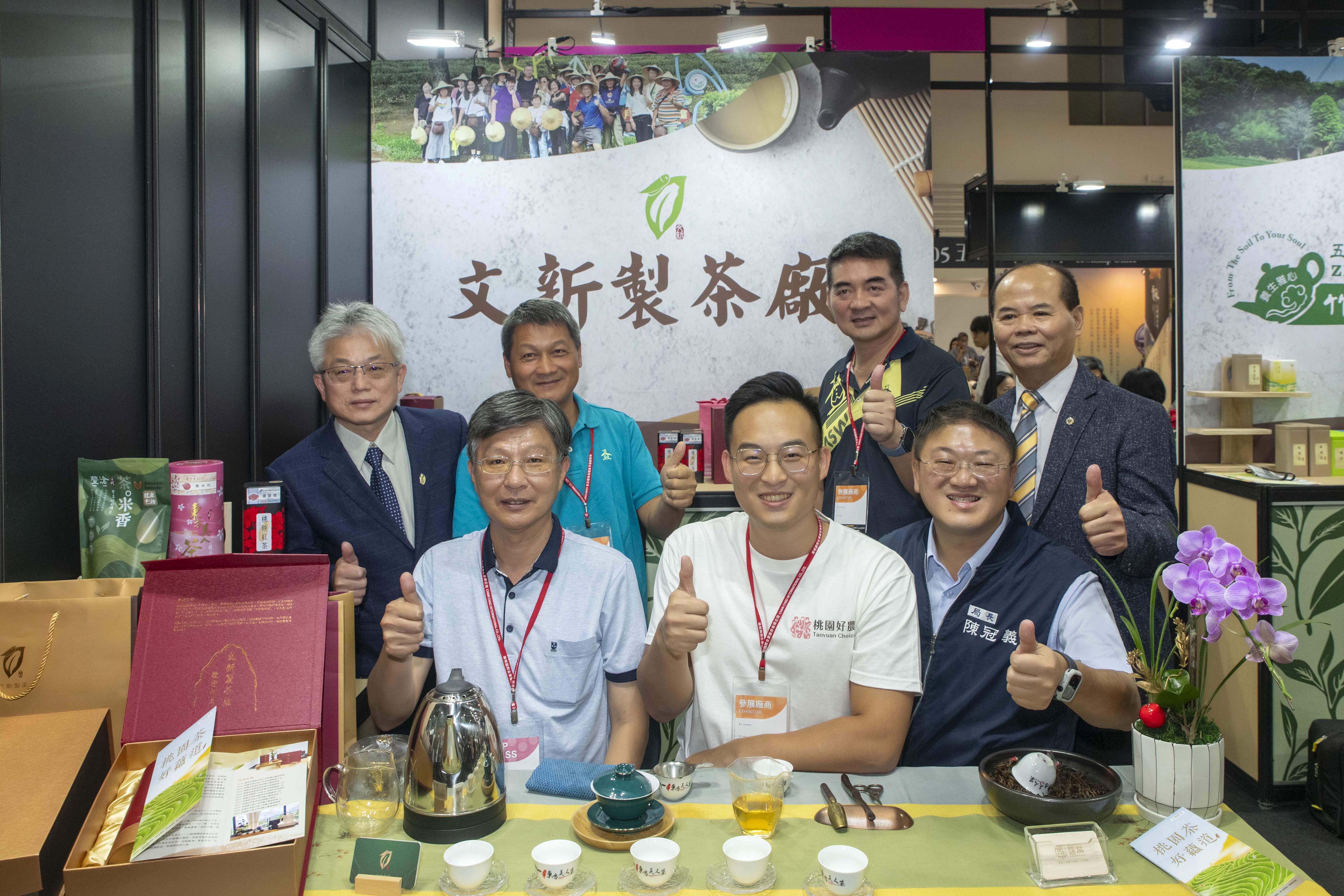陳冠義局長親臨攤商推廣桃園好茶