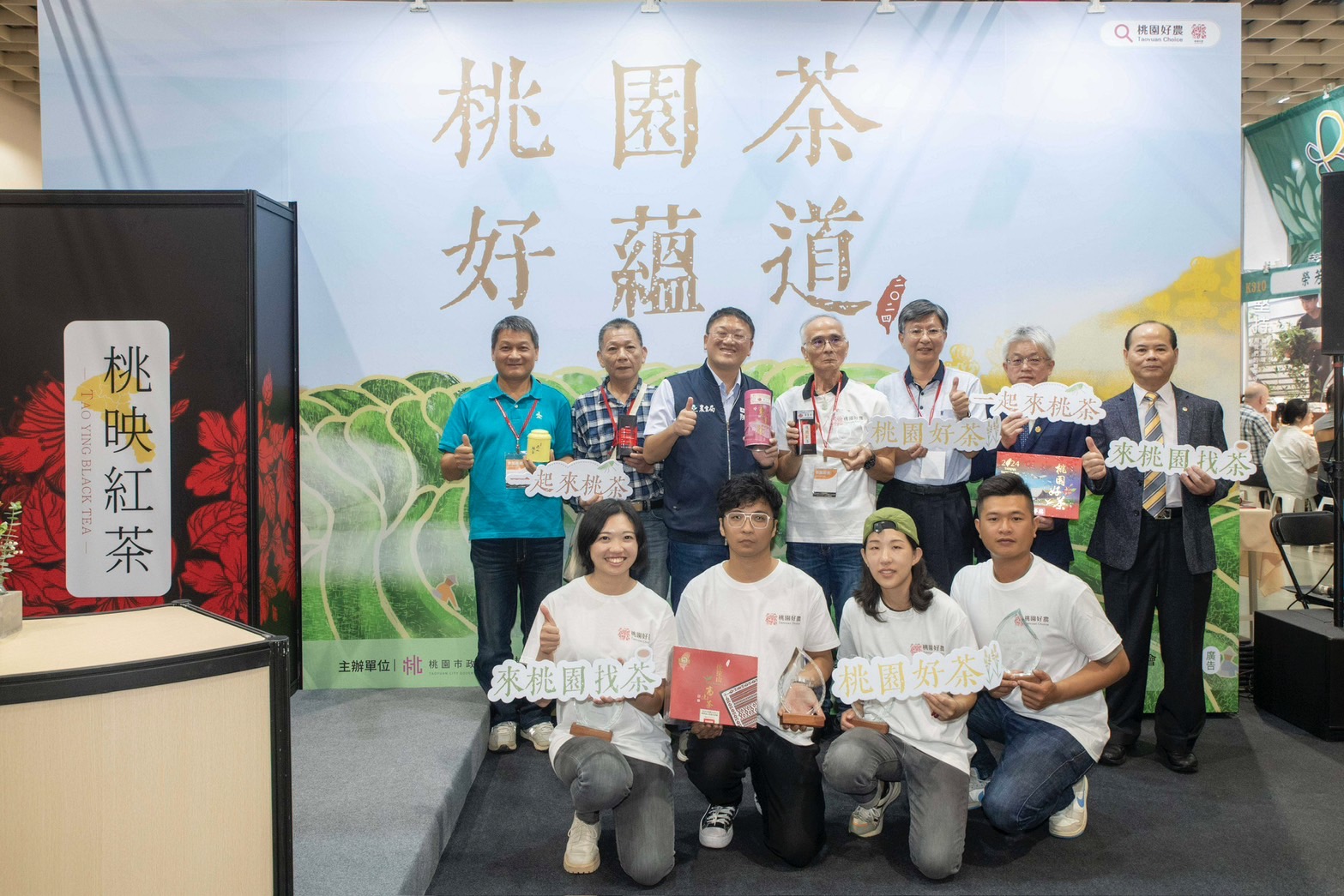 益壽茶廠林雨暘（後排中）與（前排左起）全國百大青農葉宴伶、黃柏勝、曾琭、張日欣一同上台受頒得獎。