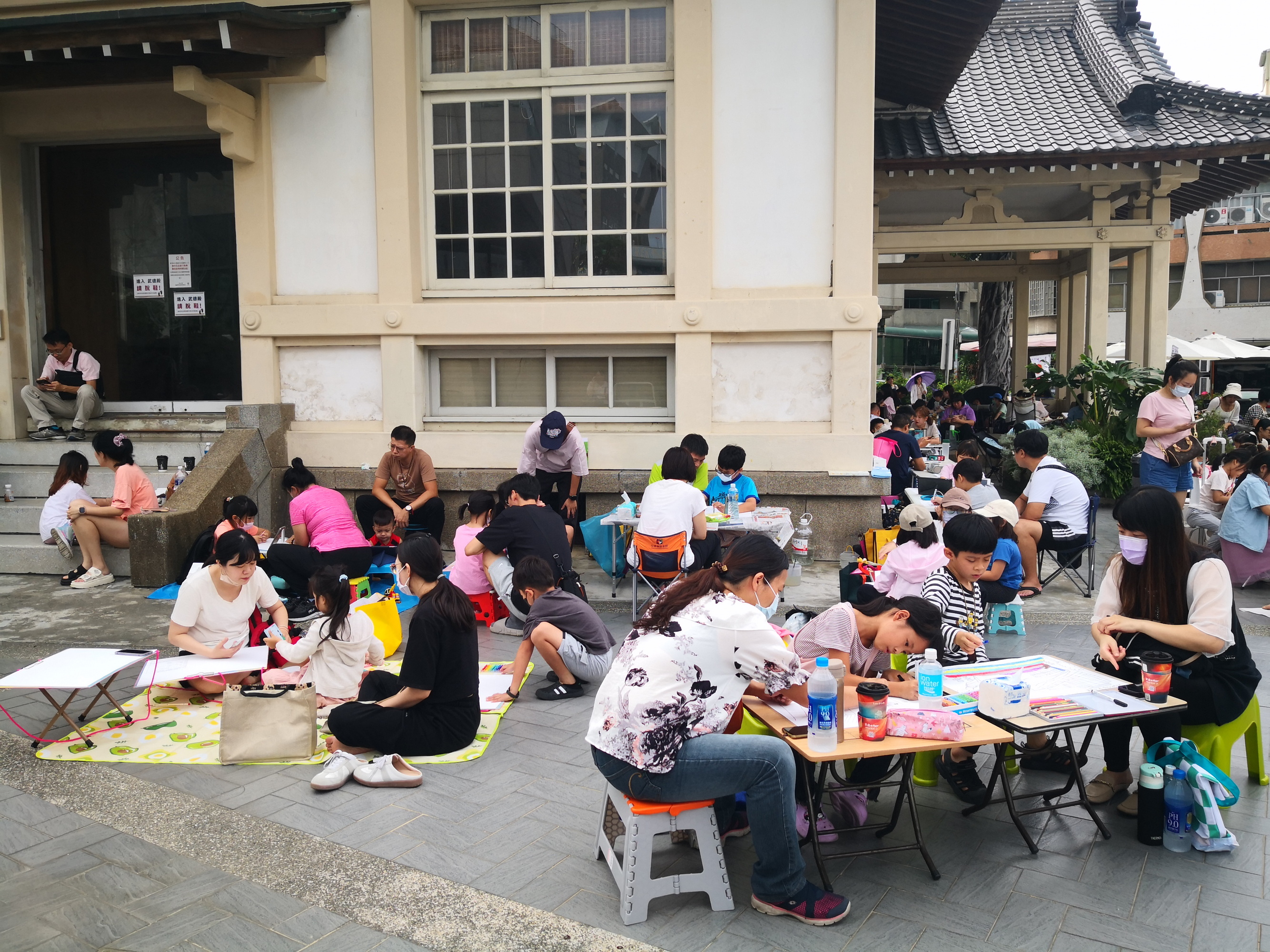 ▲彰化縣立美術館舉行10週年慶，一連串精彩活動，包括寫生比賽、文創市集、親子闖關遊戲及夜宿美術館等。（記者張溎壕攝）