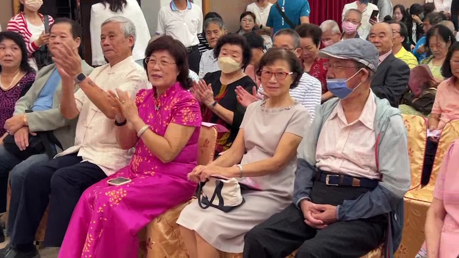 ▲彰化市公所在彰化生活藝文館舉行金婚夫婦表揚大會，由彰化市長林世賢頒發獎牌表揚，表揚335對結婚滿50年的金婚夫婦。（記者張溎壕攝）
