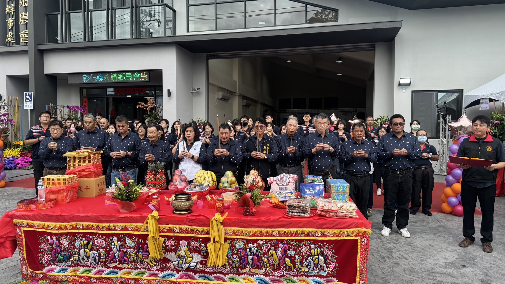 ▲永靖鄉農會農民綜合活動中心舉行落成啟用，典禮現場展出了永靖農會的多項農業成果及優質產品。（記者張溎壕攝）