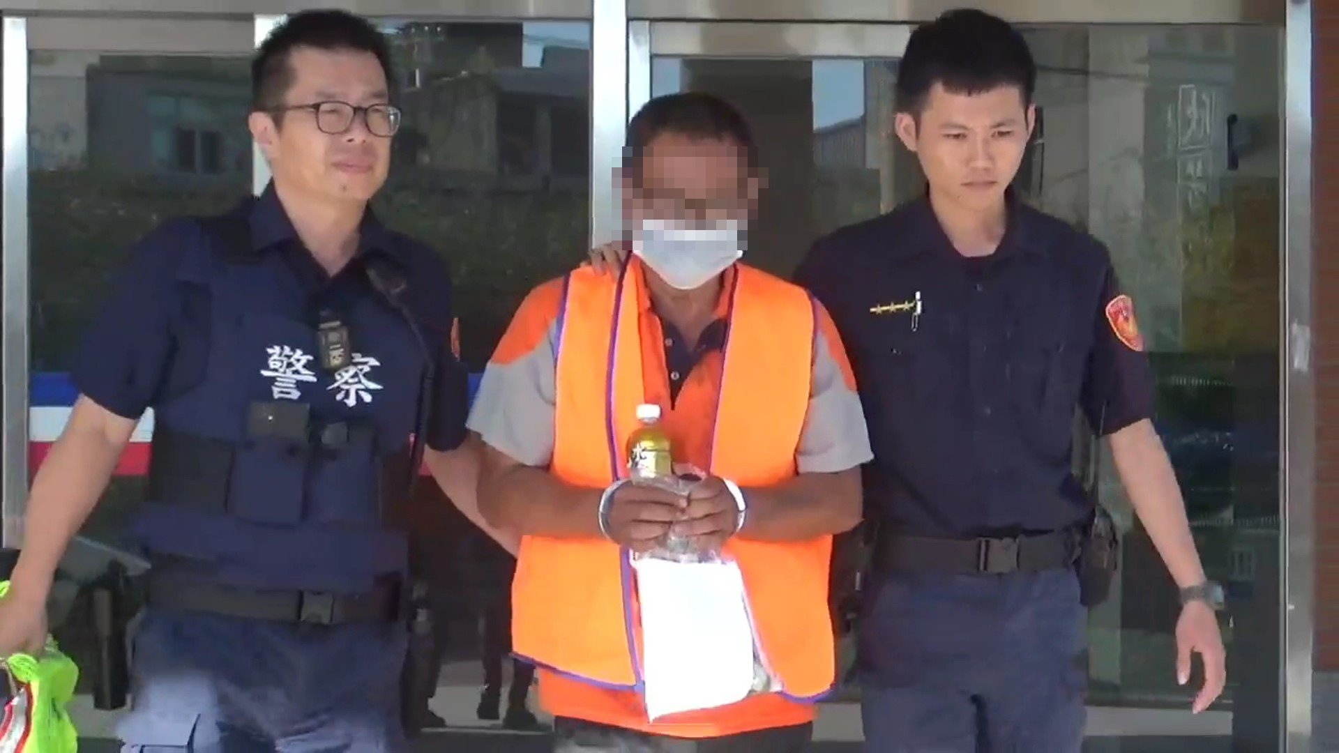 ▲二林鎮李姓男子與蔡姓前妻及前妻女兒發生爭執後，持刀將前妻砍傷身亡，檢方會同法醫進行遺體相驗，李嫌被帶回命案現場模擬作案過程。（民眾提供）