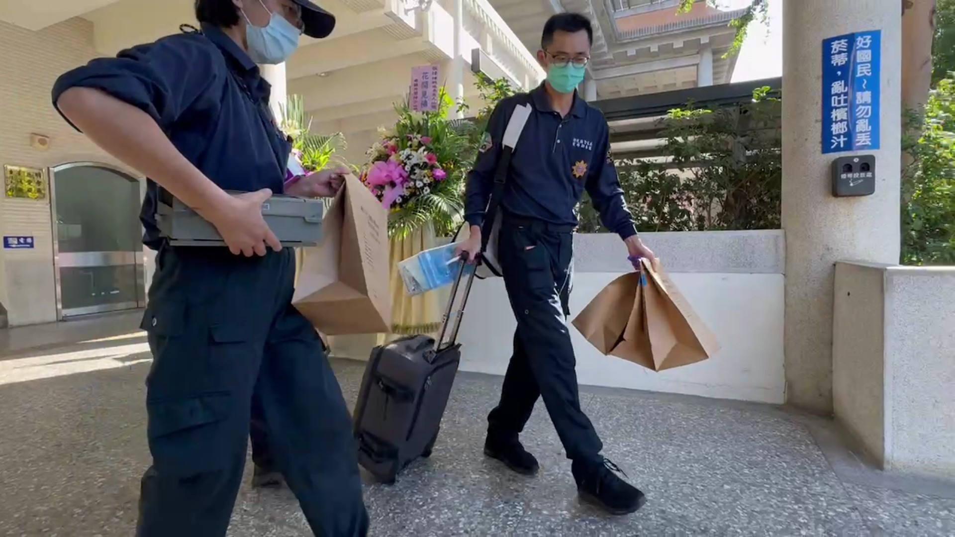 ▲二林鎮李姓男子與蔡姓前妻及前妻女兒發生爭執後，持刀將前妻砍傷身亡，檢方會同法醫進行遺體相驗，李嫌被帶回命案現場模擬作案過程。（民眾提供）