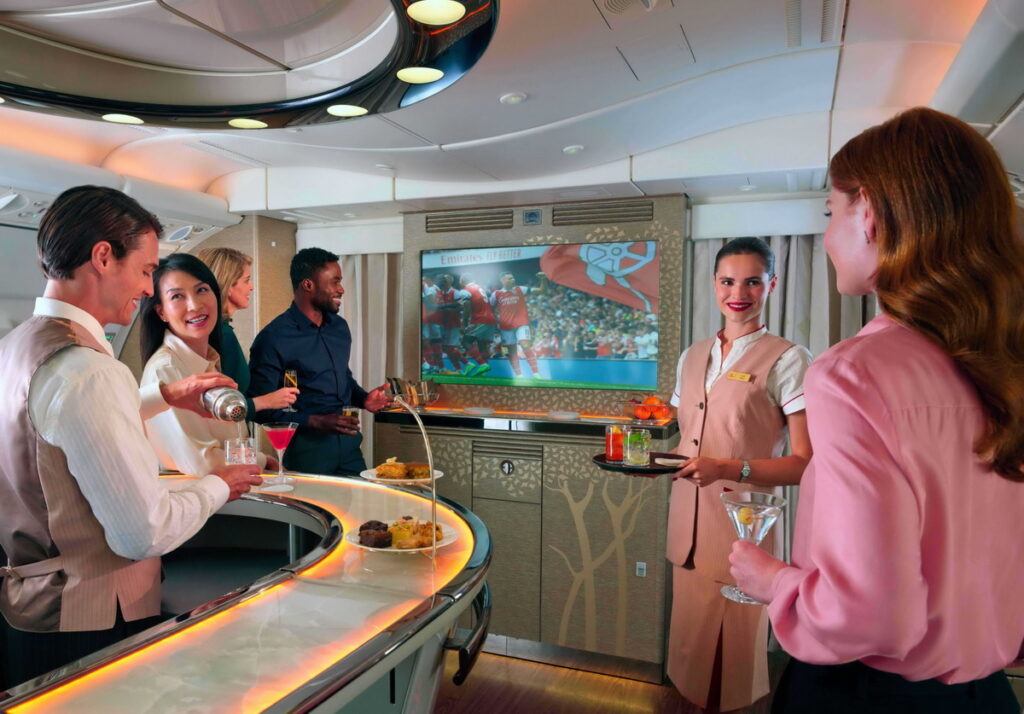 廣受旅客喜愛的阿聯酋航空A380空中貴賓休息室,獲富比士旅遊指南「最佳機上雞尾酒酒吧」榮譽