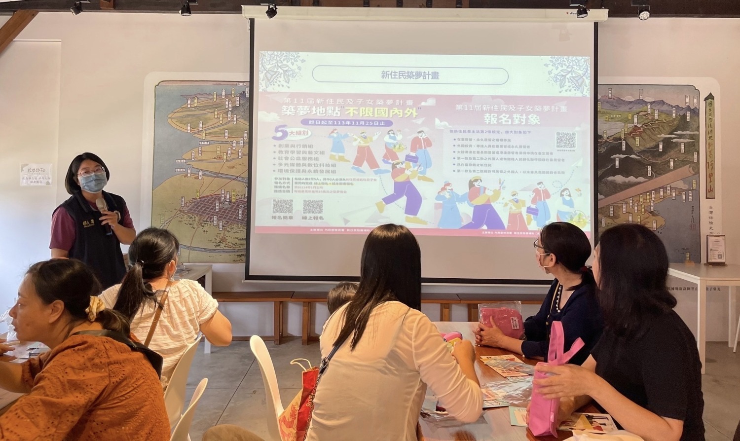 新住民朋友認真地聆聽嘉義市服務站說明第11屆新住民及子女築夢計畫報名資訊。(記者 張艷君翻攝)