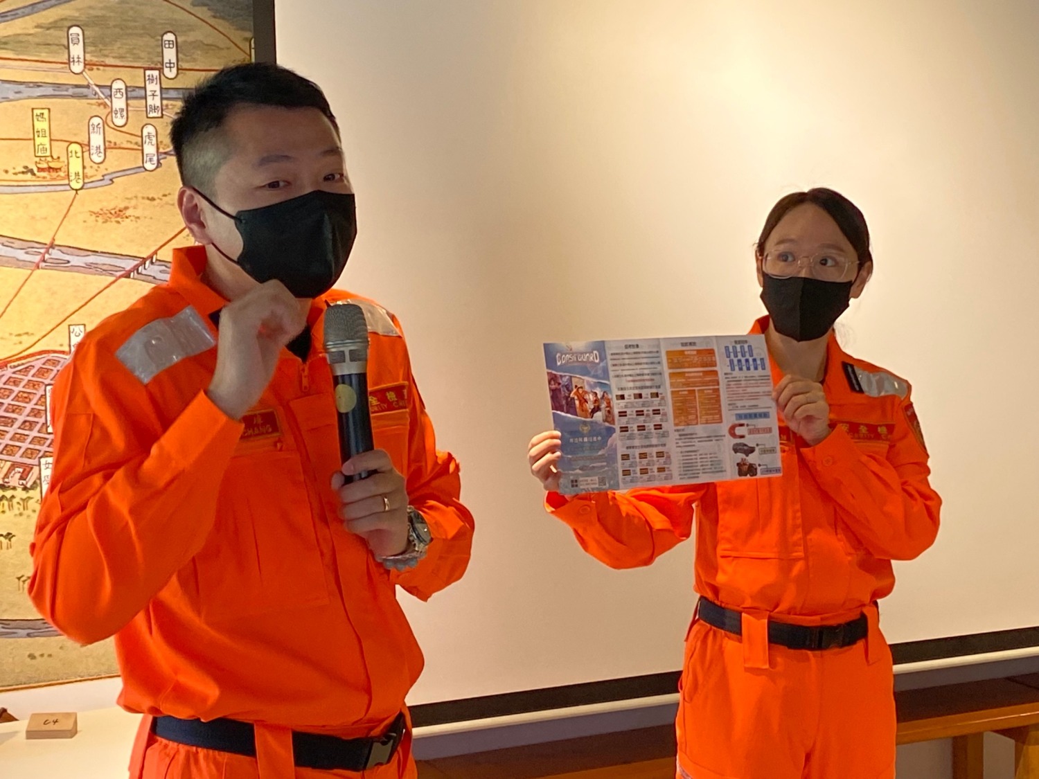 海巡署中部分署招募員張奕璋(左)介紹海巡工作及徵才資訊。(記者 張艷君翻攝)