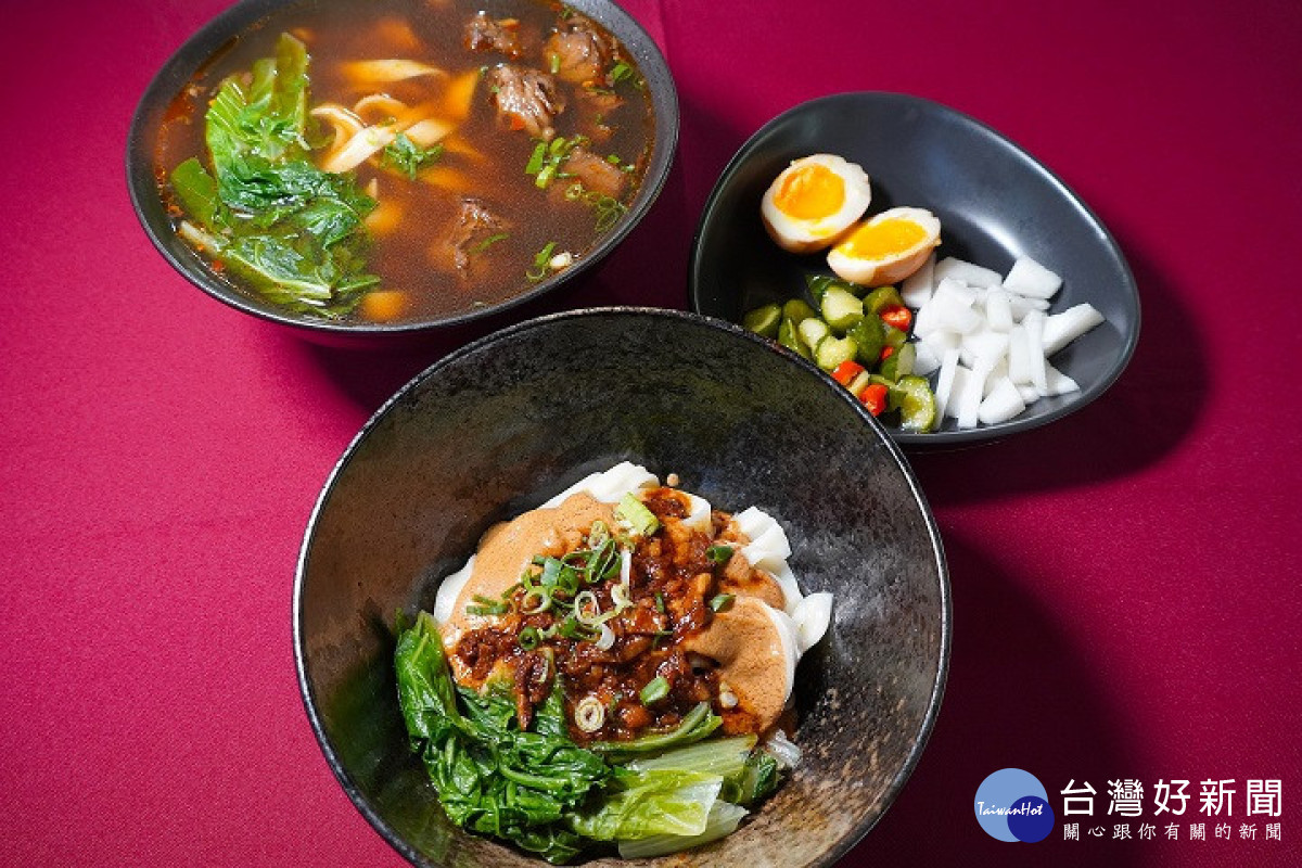 餐旅系同學發揮所學，研發出紅油抄手、滷肉麵及牛肉麵等多元品項。