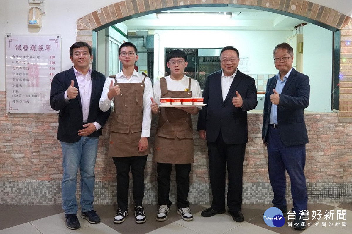 中華大學餐旅系學生在學校及企業的大力支持下,在校內成功創業開設麵食館。