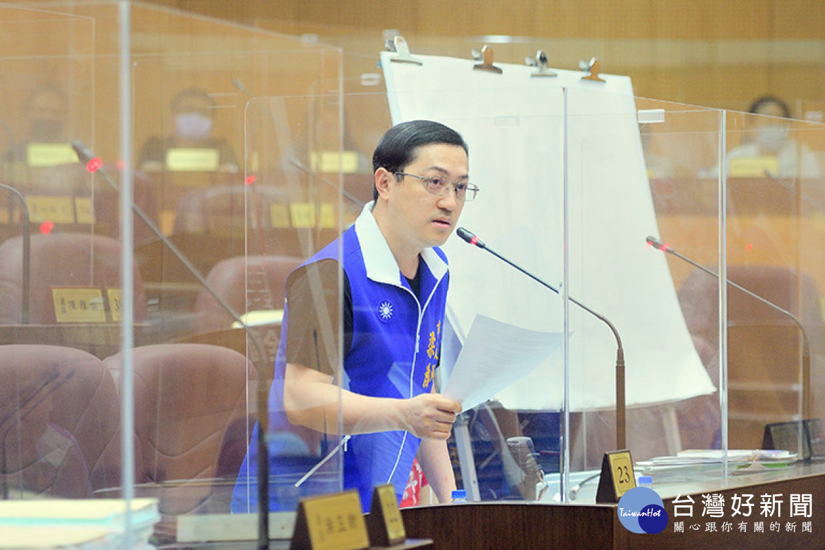 桃園市議會國民黨團副召集人梁為超。